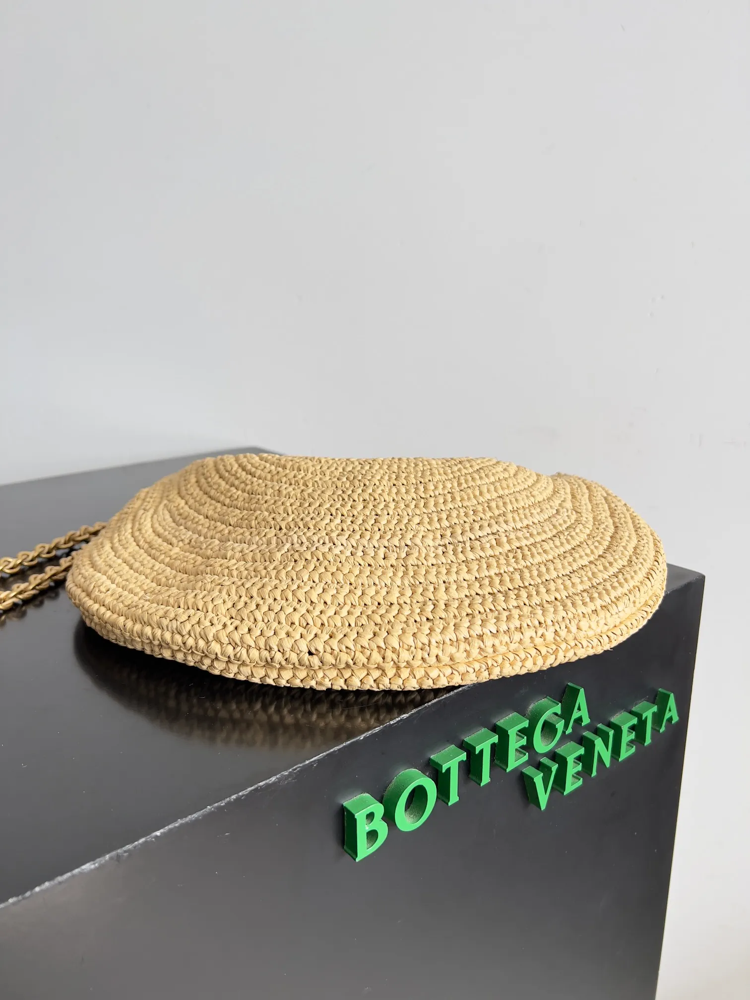 Batch 1760 In the hot summer, there must be many friends going to the beach for vacation🏖️🏖️BOTTEGA VENETA new model SARDIE is simply synonymous with vacation, fresh straw style🥥🥥 unique design that is not easy to bump into, any combination will give you a romantic holiday feel. The fish hook on the chain echoes the sardine-shaped handle, adding a touch of color to the original simple appearance. The capacity blessing greatly enhances the practicality, you don’t have to worry about not being able to put things in when you go out. Style No.: 796426 Size: 33*20*4cm